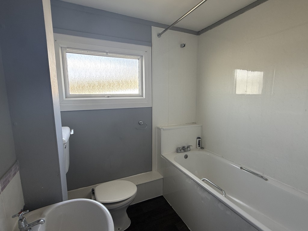 Lot: 30 - HOUSE IN NEED OF IMPROVEMENT - Bathroom of House in Need of Improvement